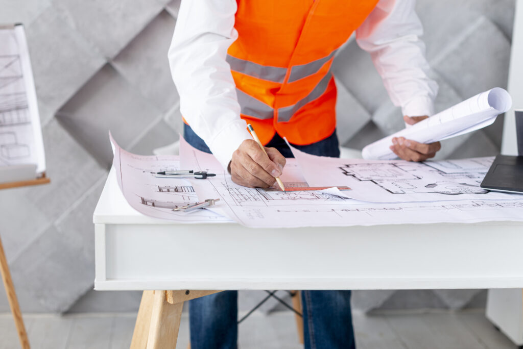 مهندس معماري يعمل على تصميم مشروع جديد باستخدام أدوات هندسية حديثة - كيان للاستشارات الهندسية.